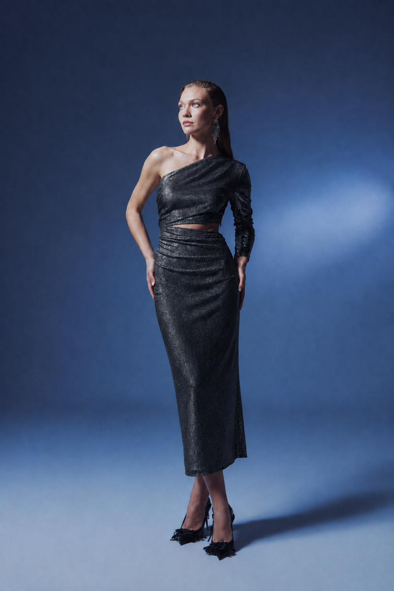 فستان ميدي براق بكتف واحد وفتحة خصر جانبية (One-Shoulder Glitter Midi Dress with Cutout) - صورة 1